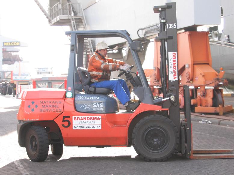 Image credit: https://upload.wikimedia.org/wikipedia/commons/2/28/Docker_on_forklift.jpg