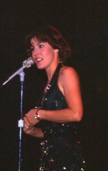 Image credit: https://upload.wikimedia.org/wikipedia/commons/1/1e/Helen_Reddy.jpg
